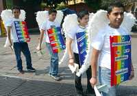 Un grupo de jóvenes recorre las calles del Centro Histórico entregando a los transeúntes información sobre las jornadas mundiales contra la homofobia que se realizan cada 17 de mayo. Imagen de archivo