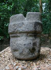 Esta colosal cabeza olmeca, emplazada en el Parque Museo la Venta, en Villahermosa, resultó dañada por la acción de tres personas, quienes alegaron haber realizado un acto ritual en ese sitio