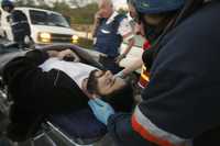 Un médico atiende en la sureña ciudad israelí de Beersheba a un compatriota lesionado por uno de los casi 20 cohetes artesanales lanzados por militantes de Hamas sobre esa región