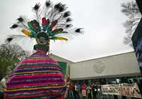 Aspecto de la protesta contra el proyecto Resplandor teotihuacano, efectuada ayer en el Museo Nacional de Antropología
