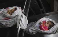 La bebé Hala al Monei, de ocho meses de edad (derecha), quien falleció a causa de la incursión militar israelí, yace en el depósito de cadáveres del hospital de Beit Lahiya, junto con el cuerpo no identificado de un palestino caído en la franja de Gaza durante la ofensiva del ejército invasor