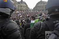 Gendarmes franceses resguardan en París una manifestación de apoyo a los palestinos y de repudio al gobierno de Israel