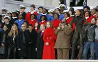 Beyonce (extremo derecho) interpreta America the Beutiful al concluir en Washington el acto "Somos uno" para dar la bienvenida a un nuevo gobierno. Entre los asistentes (abajo, de izquierda a derecha) Marisa Tomei, Shakira, Bono, Bettye Lavette, Bishop Gene Robinson, Renee Fleming y Stevie Wonder