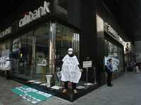 Manifestación en Hong Kong para exigir que Citibank responda por fondos del quebrado banco de inversiones Lehmann Brothers, adquiridos en la sucursal que muestra la imagen. La mujer tiene escrito: "Citibank me engaña con mi cuenta de ahorros. Citi vergüenza"