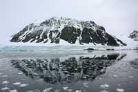 Una montaña se refleja en una bahía que estaba cubierta por el glaciar Sheldon, en la Península Antártica. Ha perdido dos kilómetros de hielo. Es otro de los casos atribuidos al cambio climático