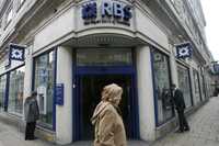 El Royal Bank of Scotland es uno de los megabancos de renombre en plena debacle. En la imagen, una de sus sucursales en Londres