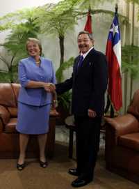 Saludo entre la presidenta de Chile, Michelle Bachelet, y su par de Cuba, Raúl Castro, ayer en La Habana