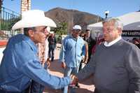 Andrés Manuel López Obrador saluda a simpatizantes, ayer en el municipio sonorense de Soyopa