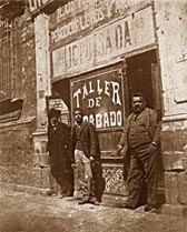 José Guadalupe Posada ante la puerta de su taller en la Ciudad de México