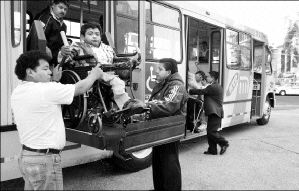 discapacitados_autobus_74h