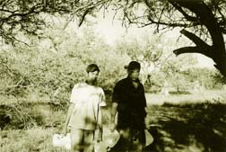 José cruza por primera vez. Para Javier, derecha, es la cuarta ocasión. Ambos son migrantes típicos en este desierto y originarios de Tulancingo, Hidalgo