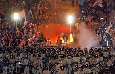 EN HONG KONG, LA PEOR BATALLA EN 30 A�OS