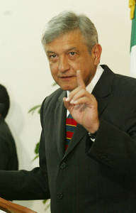 Andrés Manuel López Obrador, en el centro de la lucha electoral