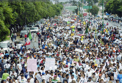 Fuera Ulises Ruiz, clamor en Oaxaca Fuera Ulises Ruiz, clamor en Oaxaca