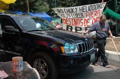 Entrega la APPO camioneta de diputado Entrega la APPO camioneta de diputado