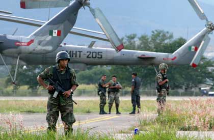 Sobrevuelos de naves militares sacuden Oaxaca Sobrevuelos de naves militares sacuden Oaxaca