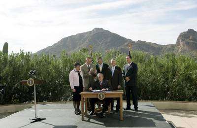 Firma Bush la ley para levantar el muro Firma Bush la ley para levantar el muro
