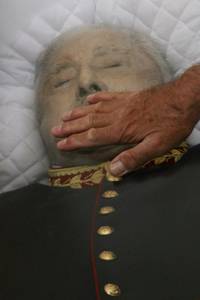"¡Asesino!", gritos al paso del cadáver de Pinochet