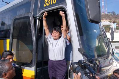 RETORNAN A OAXACA 43 EXCARCELADOS RETORNAN A OAXACA 43 EXCARCELADOS