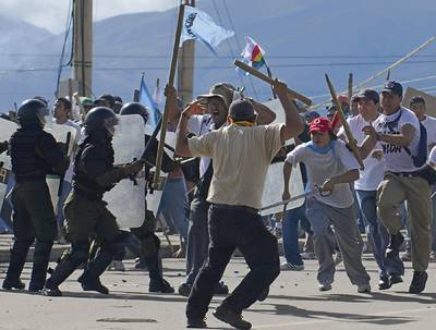 bolivia: dos muertos y cien heridos bolivia: dos muertos y cien heridos