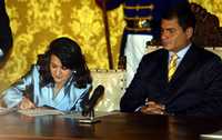 Lorena Escudero firma en el Palacio Carondelet de Quito el decreto de su nominación como titular del Ministerio de Defensa de Ecuador