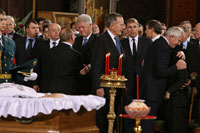 En el extremo derecho, el ex primer ministro británico John Mayor, abraza a Naina, viuda de Boris Yeltsin, en la Catedral de Cristo El Salvador. Los ex presidentes estadunidenses, Bill Clinton y George W. Bush padre (al centro), entre los asistentes al funeral