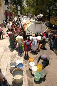 Reparto de agua potable a afectados por la inundación de aguas negras en la colonia Santa María la Ribera. Vecinos amenazan con continuar bloqueos de avenidas
