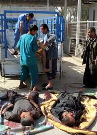 Los cuerpos de cuatro iraquíes ultimados en Baquba, al llegar a la morgue de la ciudad ubicada 60 kilómetros al noreste de Bagdad