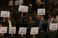 En el Palacio Legislativo de San Lázaro, diputados del Partido Nueva Alianza exhibieron ayer cartulinas con la imagen de un condón y la leyenda "cuida la vida"