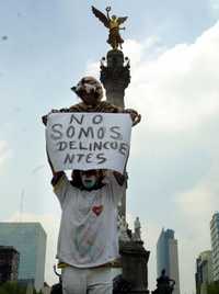 Limpiavidrios, payasitos y vendedores de semáforo fueron retirados de las calles como parte de las recomendaciones del ex alcalde de Nueva York, Rudolph Giullani. Aquí, durante una protesta en el Angel, en Paseo de la Reforma