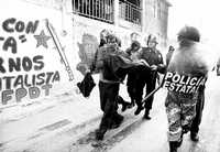 Durante el debate del pasado jueves en el Senado sobre las reformas al Código Penal Federal, que equiparan a luchadores sociales con terroristas, el perredista Pablo Gómez advirtió que dirigentes de movimientos civiles están presos en cárceles de alta seguridad a consecuencia de la represión de Estado. La imagen, durante el operativo del pasado 4 de mayo en San Salvador Atenco, durante el cual fueron detenidos y golpeados decenas de ejidatarios, entre ellos el líder del Frente de Pueblos en Defensa de la Tierra, Ignacio del Valle