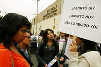 Estudiantes de la Escuela Nacional Preparatoria 6, de la UNAM, escuchan a una integrante del Partido Alternativa durante la campaña de información realizada en la zona de Coyoacán sobre la despenalización del aborto