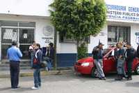 Unos cien policías municipales resguardaron la subdelegación de la PGR en Chalco, estado de México, luego de que en calles del municipio de Valle de Chalco fueron detenidos nueve sujetos acusados de allanamiento de morada