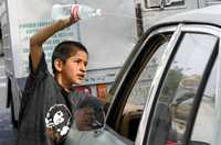 Saúl, de 7 años, trabaja de limpiaparabrisas en semáforos de la ciudad, donde llega a recaudar desde 50 hasta 170 pesos diarios