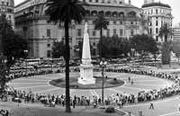 Imagen del 30 de abril de 1987 de la marcha de las Madres de Plaza de Mayo en Buenos Aires