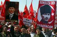 Veteranos de guerra turcos participaron en la marcha en favor del laicismo con carteles de Mustafa Kemal Ataturk, fundador del Estado moderno turco