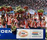 Carlos Salcido (segundo de izquierda a derecha) festeja eufórico con sus compañeros su primer título en la Eredivisie