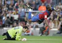 El camerunés Samuel Eto'o, autor de único gol del partido, evita un choque con el portero José Francisco Molina, del Levante