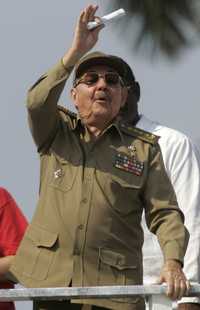Raúl Castro, al frente del gobierno cubano de manera provisional, presenció ayer el desfile del primero de mayo en la Plaza de la Revolución.