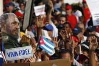 Ttrabajadores celebran en La Habana con la imagen de Fidel Castro