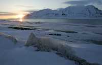 El hielo de los polos se derrite mucho más rápido de lo previsto por el Panel del Cambio Climático. La imagen, a la medianoche en el Polo Norte, cuando los rayos del sol aún se dejan ver