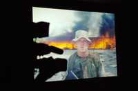 Imagen de un anuncio realizado por el cineasta Oliver Stone para un grupo de izquierda estadunidense que exige el retiro de las tropas de Irak. La organización eligió a veteranos de guerra de Vietnam para el mensaje que dura 30 segundos y será difundido por CNN