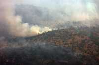 Vista aérea del incendio forestal en una zona cercana al poblado Chupaderos, localizado a unos 30 kilómetros de la capital duranguense