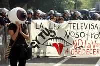 Protesta frente a la Torre del Caballito, el 28 de marzo de 2006, mientras senadores discutían la ley Televisa
