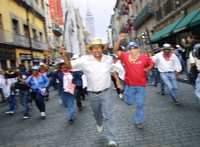 Habitantes de San Salvador Atenco, a su paso por las calles del centro rumbo al Zócalo, exigieron la liberación de sus compañeros y el desistimiento de órdenes de aprehensión contra varios de sus dirigentes