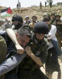 Soldados de Israel chocaron con manifestantes palestinos que protestaban por la construcción de un muro en Cisjordania