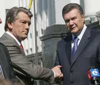 Viktor Yushenko (izquierda) y el primer ministro Viktor Yanukovich, tras su encuentro de ayer en Kiev