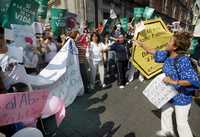 Grupos de izquierda y derecha se enfrentan en la esquina de Tacuba y Bolívar a una cuadra de la Asamblea Legislativa del Distrito Federal por sus posiciones antagónicas sobre la despenalización del aborto. Imagen de archivo