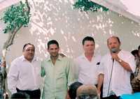 El jefe de la oficina de la Presidencia, Juan Camilo Mouriño Terrazo, segundo de izquierda a derecha, durante su campaña de proselitismo en Campeche. Lo acompañan el delegado de la Semarnat, Enrique Iván González López (con el micrófono) y los panistas Jorge Rosiñol y Jorge Vásquez, con quien está abrazado