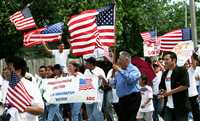 Centenares de manifestantes realizaron una marcha por la calles de Tulsa, en Oklahoma, portando banderas estadunidenses en apoyo a una reforma migratoria